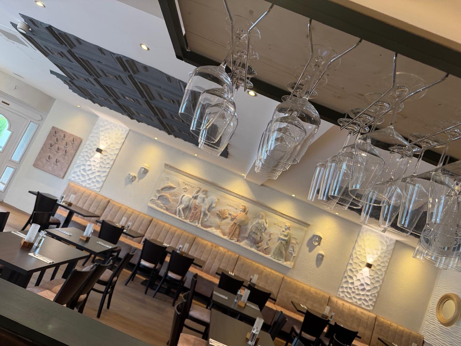 Griechische Reliefs und gedeckter Tisch im Restaurant Hellas Weinheim